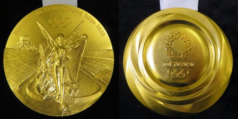 2020東京五輪の金メダル。左が「勝利の女神ニケ像」が描かれている表面。右が開催国によるデザインの裏面