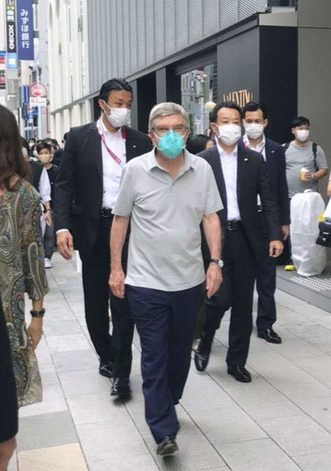 9日、東京・銀座を散策するIOCのバッハ会長とみられる人物（通行人提供＝共同）