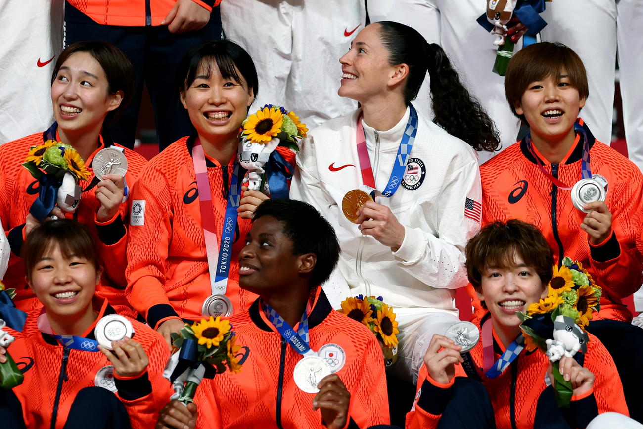 バスケットボール女子決勝を終えた後、一緒に写真を撮る日本と米国の選手たち（ロイター）