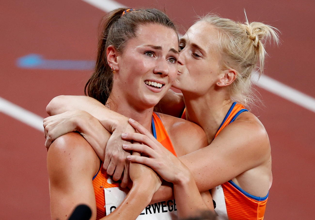 陸上女子七種競技を終えて銀メダルのフェッターに祝福される銅のオーステルウェヘル（ともにオランダ＝ロイター）