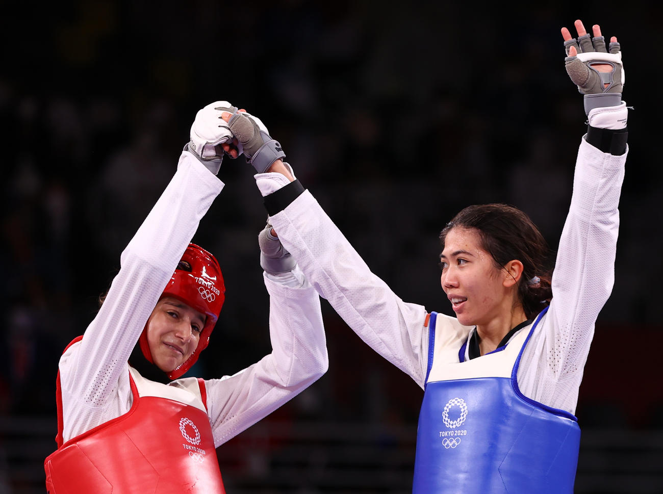 テコンドー女子49キロ級決勝　金メダルに輝いたウォンパッタナキット（右、タイ）を祝福するセレソイグレシアス（スペイン）（ロイター）