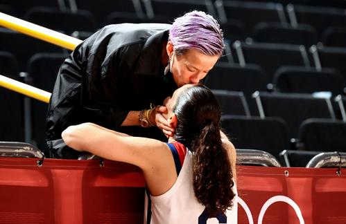バスケットボール女子決勝で金メダルに輝いた婚約者のバード（右、米国）をキスで祝福するサッカー女子米国代表のラピノー（ロイター）