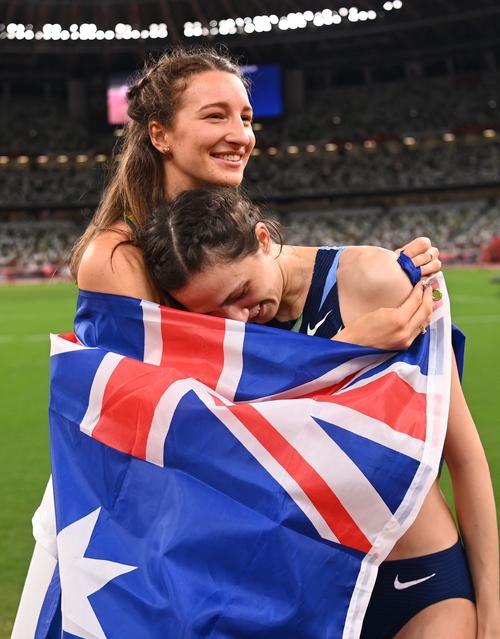 陸上女子走り高跳びで、優勝したラシツケネ（ROC)を抱き締める2位のマクダーモット（オーストラリア）（ロイター）