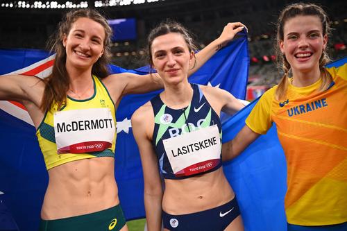 陸上女子走り高跳びでメダルを獲得した、左からマクダーモット（豪州）、ラシツケネ（ROC)、マフチフ（ウクライナ）（ロイター）
