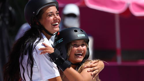 スケートボード女子パークで、銅メダルのブラウン（右、英国）を祝福するラルシェロン（フランス）（ロイター）