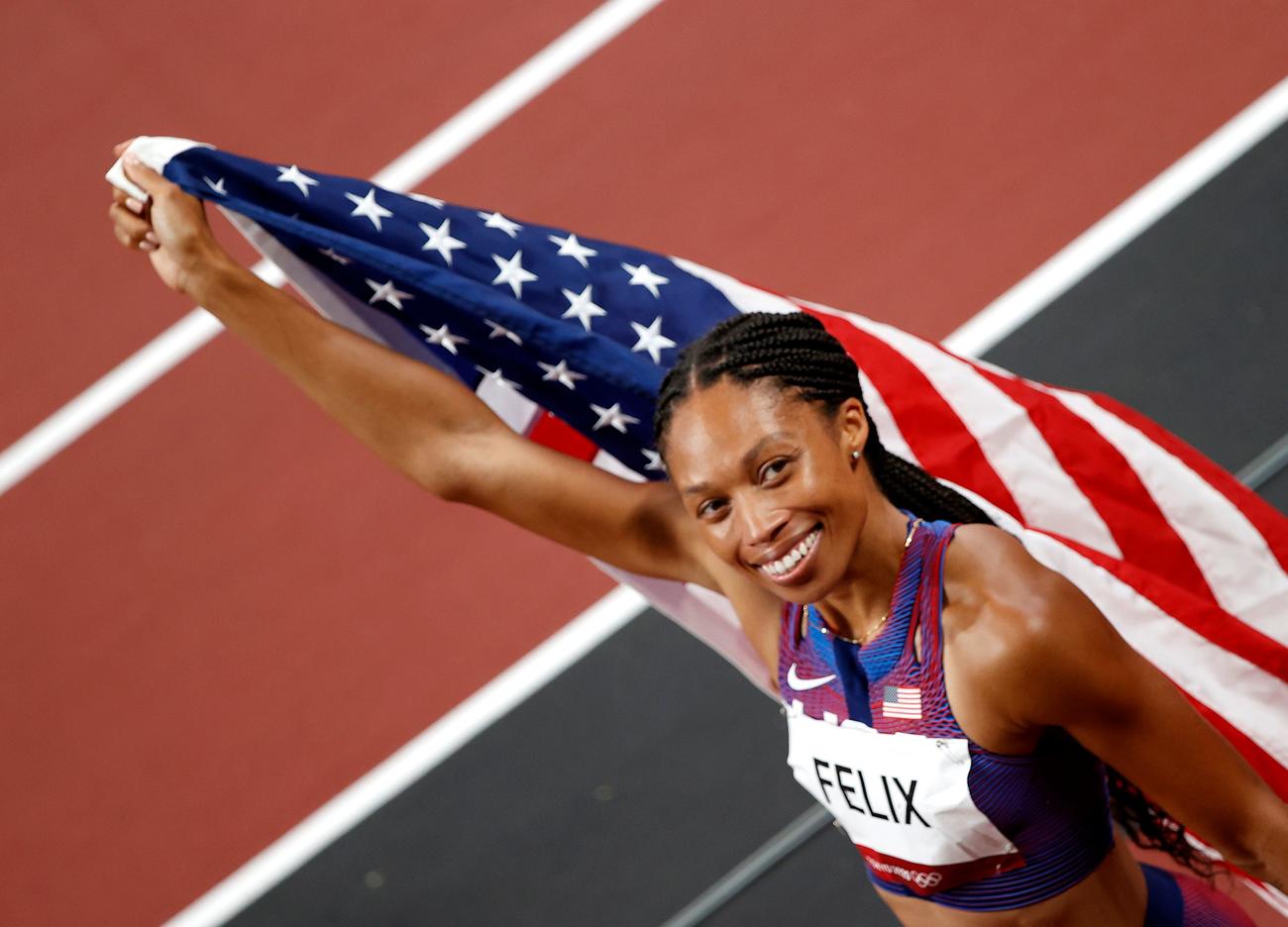 陸上女子400メートルで銅メダルを獲得したフェリックス（米国）。1600メートルリレー金と合わせてカール・ルイスを上回る米国陸上界最多11個目の五輪メダルを手にした（ロイター）