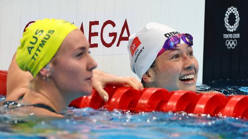 競泳女子200メートル自由形　銀メダルに喜ぶ 何詩蓓（右、香港）。左は金メダルのティトムス（豪州）（ロイター）