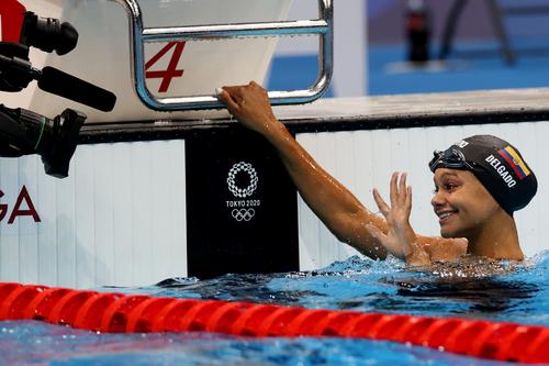 競泳女子50メートル自由形予選　泳ぎ終えたデルガド（エクアドル）はカメラに笑顔（ロイター）