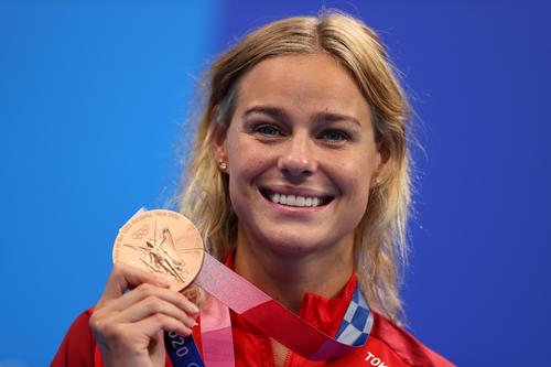 競泳女子50メートル自由形　銅メダルに笑顔のブルム（デンマーク）（ロイター）