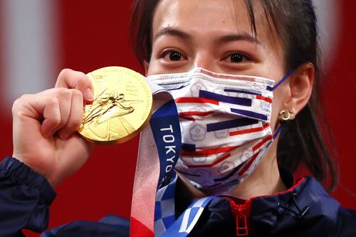 重量挙げ女子59キロ級　金メダルを獲得した郭婞淳（台湾）（ロイター）