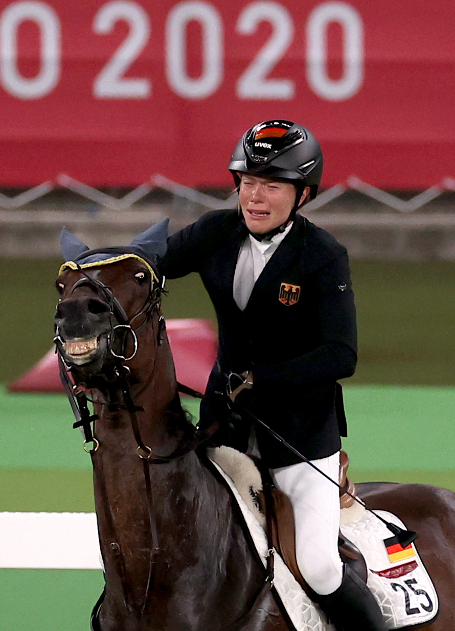 近代五種女子の馬術で馬が言うことを聞かず、戸惑い涙を流すシュロイ（ドイツ）。「たたけ」と指示し、実際にたたいたコーチは資格を剥奪された（ロイター）