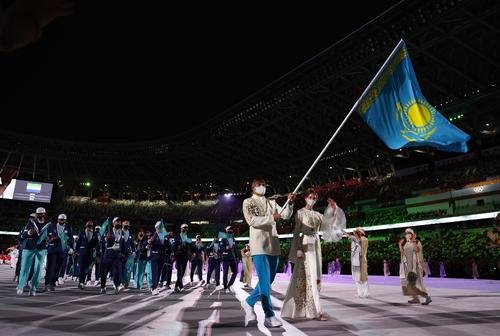 開会式で入場するカザフスタンの選手団（ロイター）