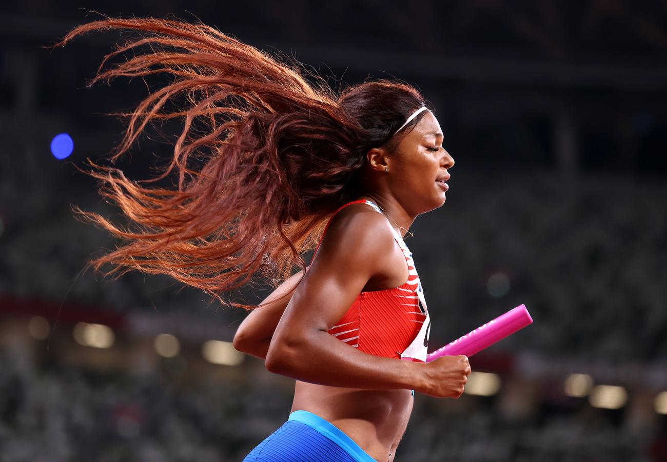 陸上女子400メートルリレーで銀メダルを獲得したトーマス（米国）（ロイター）