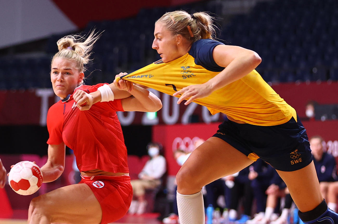 ハンドボール女子3位決定戦　競り合うクリスティアンセン（左、ノルウェー）とブロム（スウェーデン）。ユニホームの引っ張り合いは日常茶飯事（ロイター）