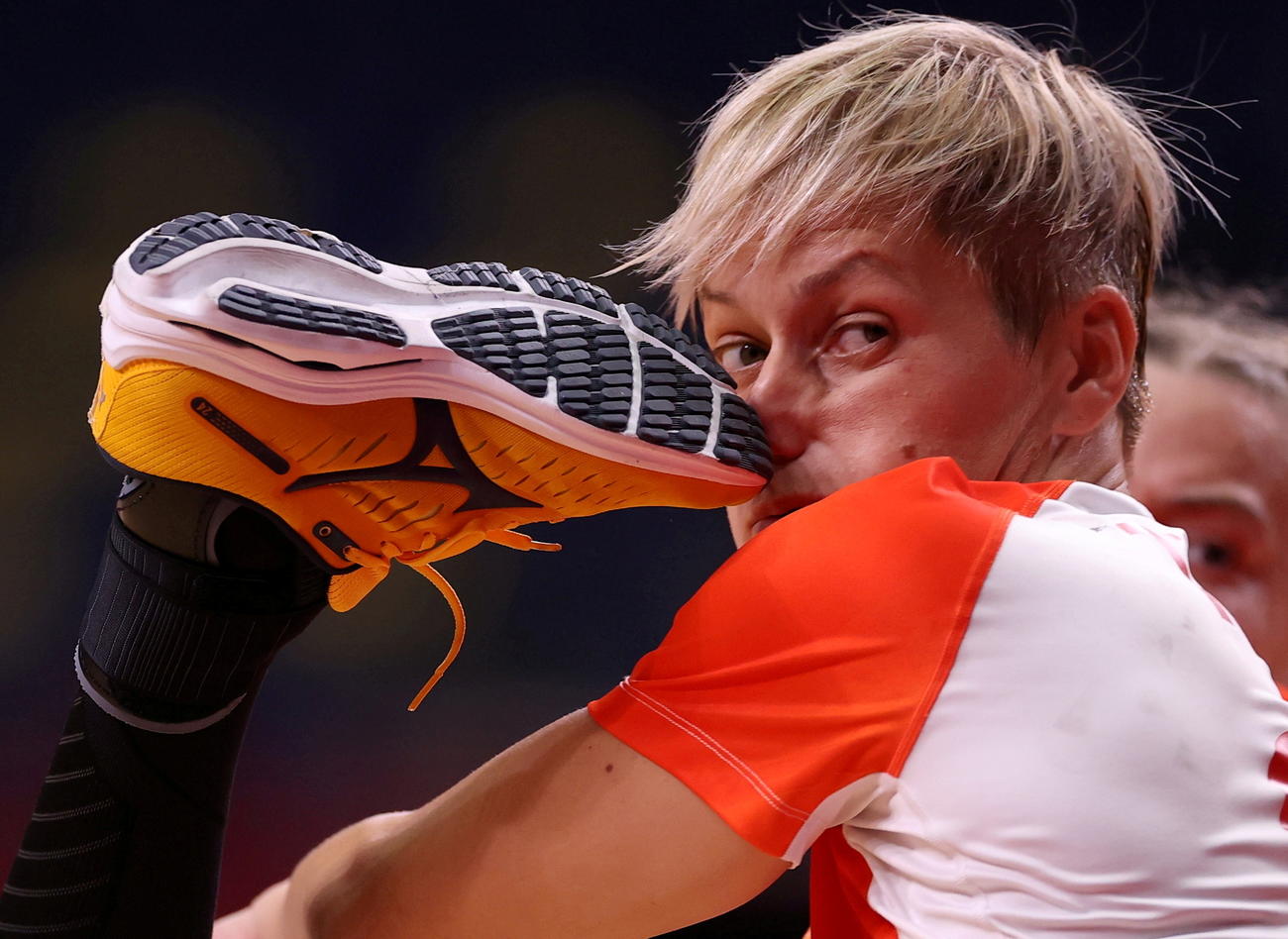 ハンドボール女子　ブラジル選手のつま先が鼻に突き刺さるトモリ（ハンガリー）（ロイター）