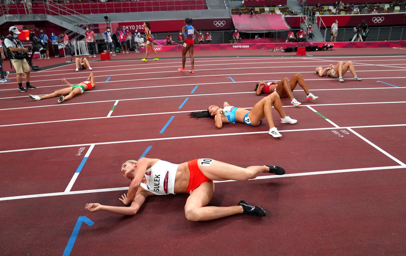 全力疾走の証し。陸上女子七種競技で最後の800メートルを走り終えた選手たちは次々とその場に倒れ込んだ（ロイター）