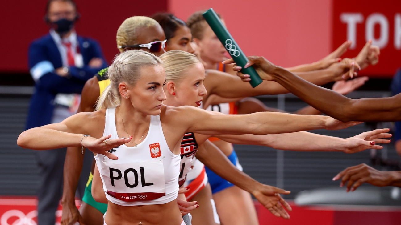 陸上女子1600メートルリレーでアンカーへバトンを託す瞬間の緊張感（ロイター）