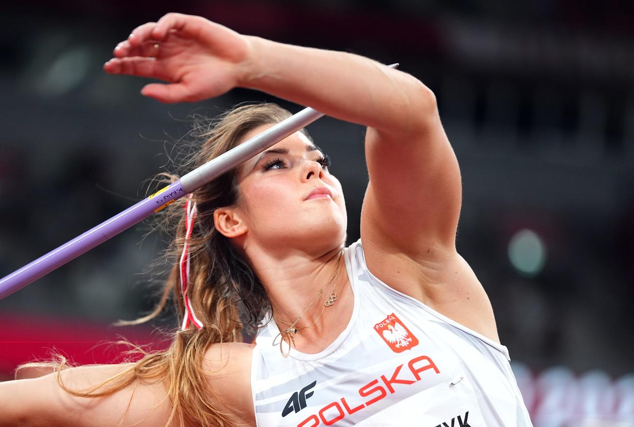 陸上女子やり投げで銀メダルに輝いたアンドレイチク（ポーランド）。五輪後、手術費用が必要な子供のためにメダルをオークションに出品した（ロイター）