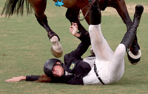 近代五種女子の馬術で落馬するマリアイエダ・シャベスギマラエス（ブラジル）（ロイター）