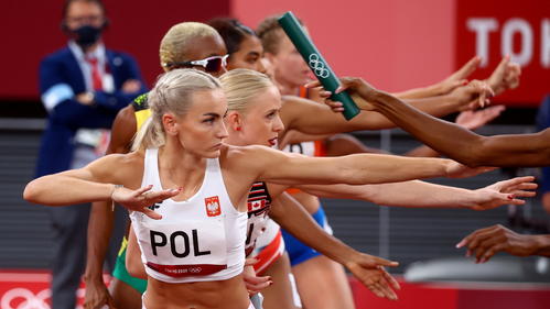 陸上女子1600メートルリレーでアンカーへバトンを託す瞬間の緊張感（ロイター）