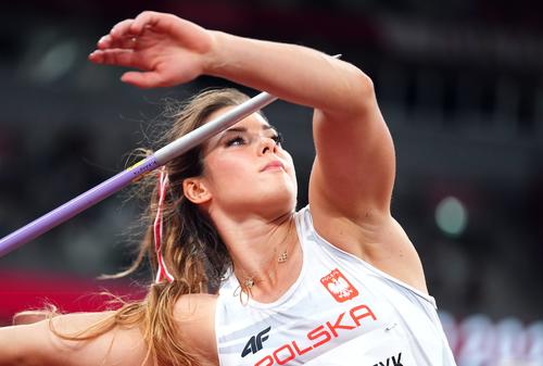 陸上女子やり投げで銀メダルに輝いたアンドレイチク（ポーランド）。五輪後、手術費用が必要な子供のためにメダルをオークションに出品した（ロイター）