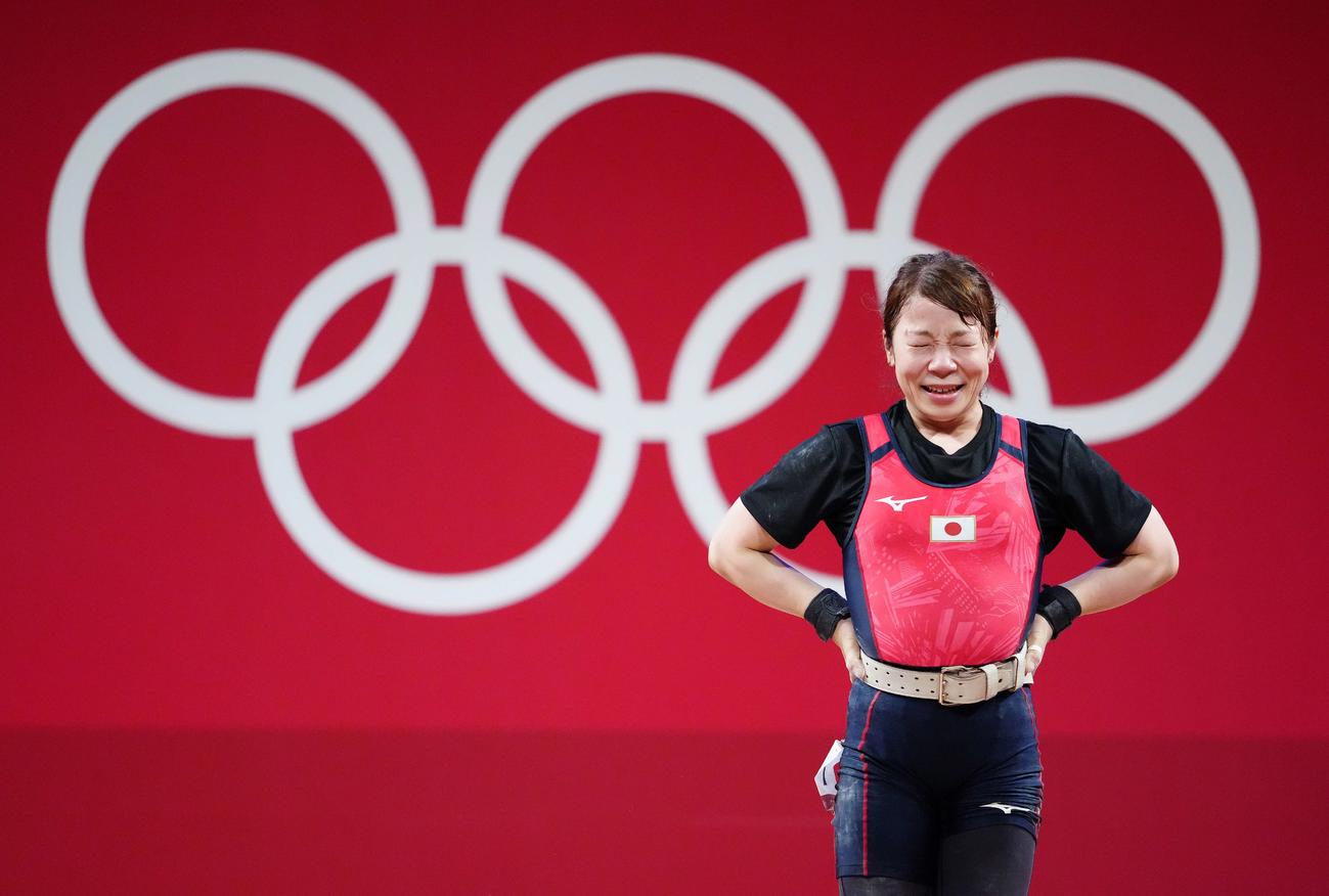 重量挙げ女子49キロ級　ジャーク3回目の試技を失敗し、悔しそうな表を見せる三宅（撮影・江口和貴）