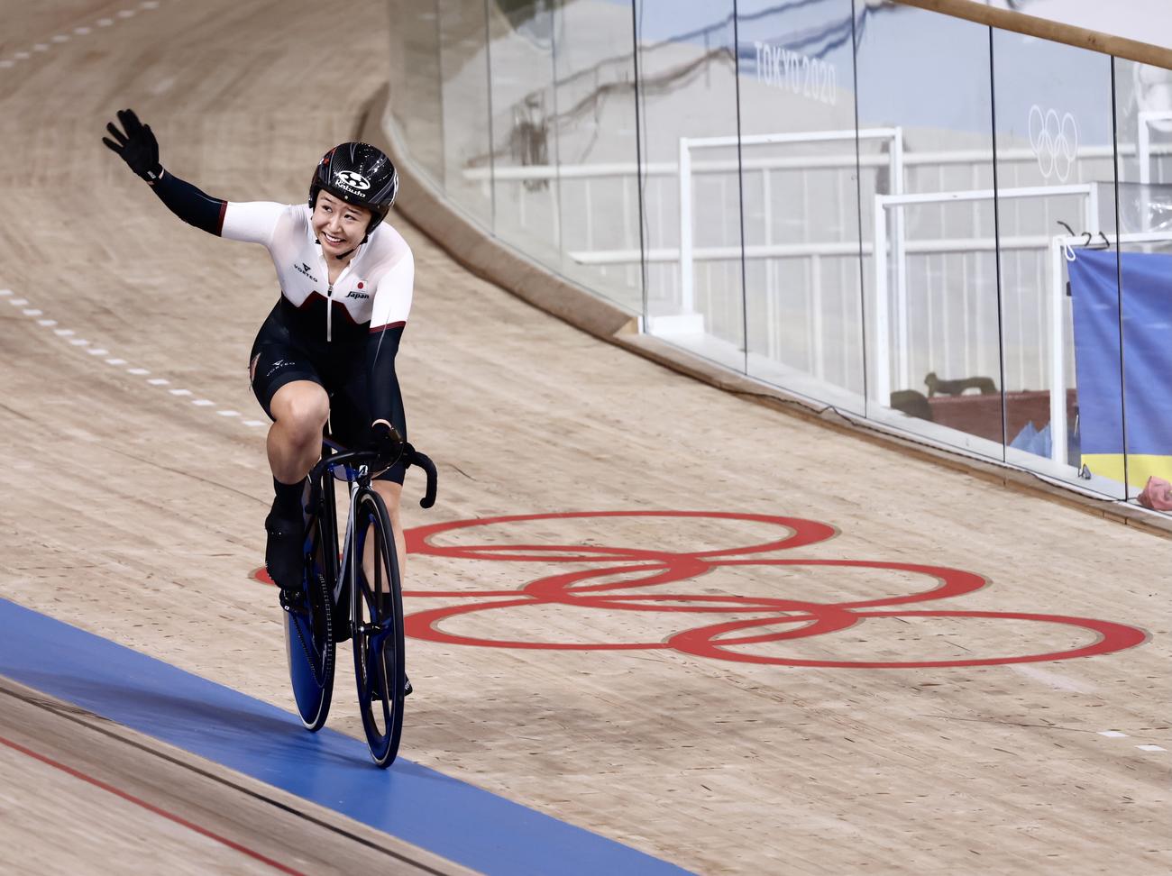 自転車トラック女子オムニアムで銀メダルを決め、観客の声援に応える梶原（撮影・河田真司）