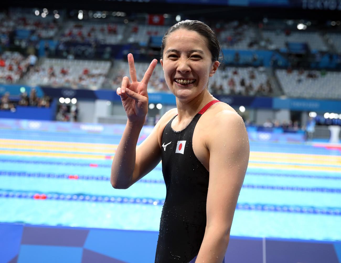 競泳女子200メートル個人メドレーで金メダルを獲得し、２冠を達成して笑顔でピースサインの大橋（撮影・パオロ　ヌッチ）
