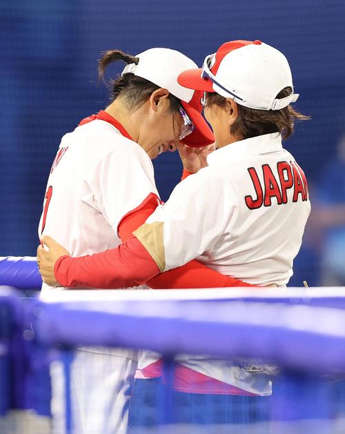 ソフトボール日本対米国　優勝を決め、宇津木監督（右）から声を掛けられて感極まる上野（撮影・河野匠）
