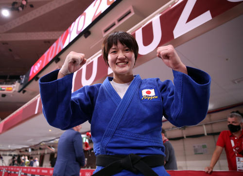 柔道女子70キロ級で金メダルを獲得し、笑顔でガッツポーズの新井（撮影・パオロ　ヌッチ）