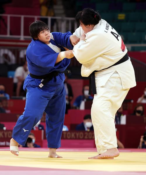柔道女子78キロ超級準決勝　アゼルバイジャンのキンゼルスカ（右）を攻め込む素根（撮影・パオロ　ヌッチ）