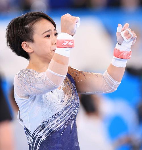 体操女子個人総合決勝　段違い平行棒を終えた村上は、涙をこらえながらチームメートに向かってガッツポーズ（撮影・河野匠）