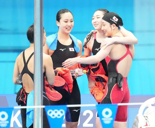 競泳女子400メートルメドレーリレー　決勝を８位で終え笑顔で抱き合う、左から小西、渡部、池江、五十嵐（撮影・鈴木みどり）
