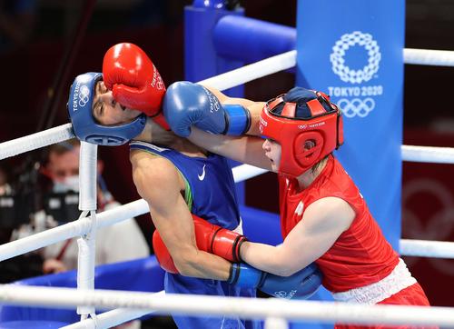 ボクシング女子フライ級準決勝、クラステバ（左）を攻める並木（撮影・河野匠）