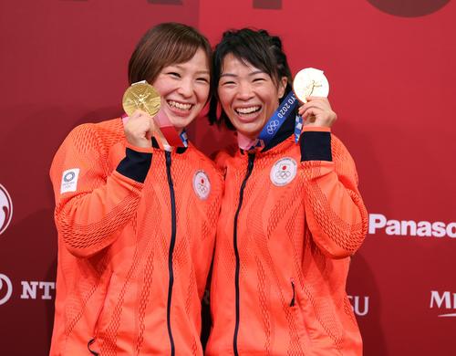 レスリング女子57キロ級決勝で金メダルを獲得した川井梨（右）は、62キロ級で金メダルの妹友香子と笑顔を見せる（撮影・パオロ　ヌッチ）