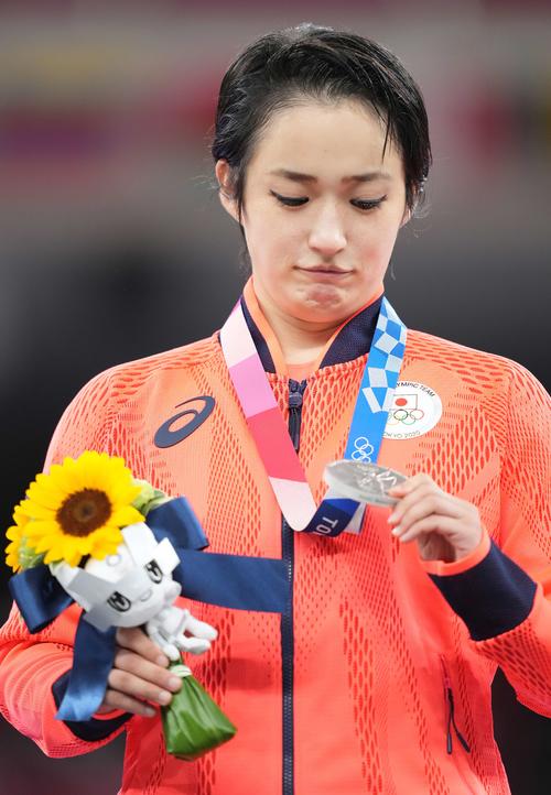 空手女子形決勝　表彰台で銀メダルを見つめる清水（撮影・鈴木みどり）