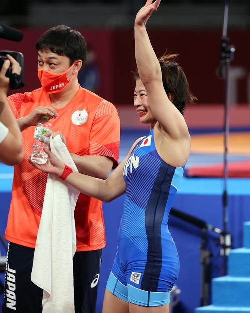 レスリング女子フリースタイル53キロ級準決勝　バトオチルを破って決勝進出を決め、笑顔を見せる向田（撮影・パオロ　ヌッチ）