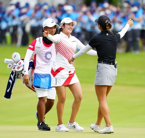 女子ゴルフ　プレーオフで２位となりコ（右）と抱き合う稲見。左はキャディーの奥嶋氏（撮影・江口和貴）