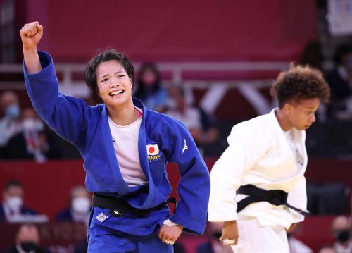 柔道女子52キロ級決勝　ブシャール（右）を破り金メダルを獲得した阿部詩は右手を突き上げる（撮影・河野匠）