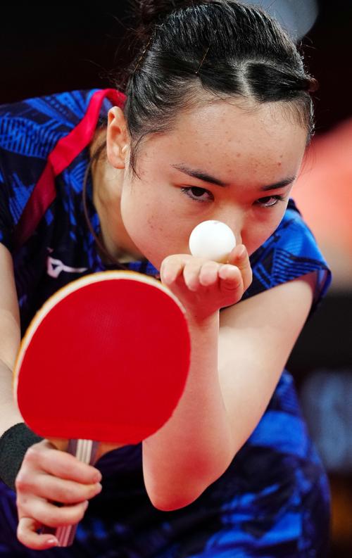 卓球伊藤美誠対モンユ・ユ　第１ゲーム、サーブの球を見つめる伊藤（撮影・江口和貴）