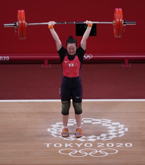 重量挙げ女子59キロ級　ジャーク3回目で120キロを成功させる安藤