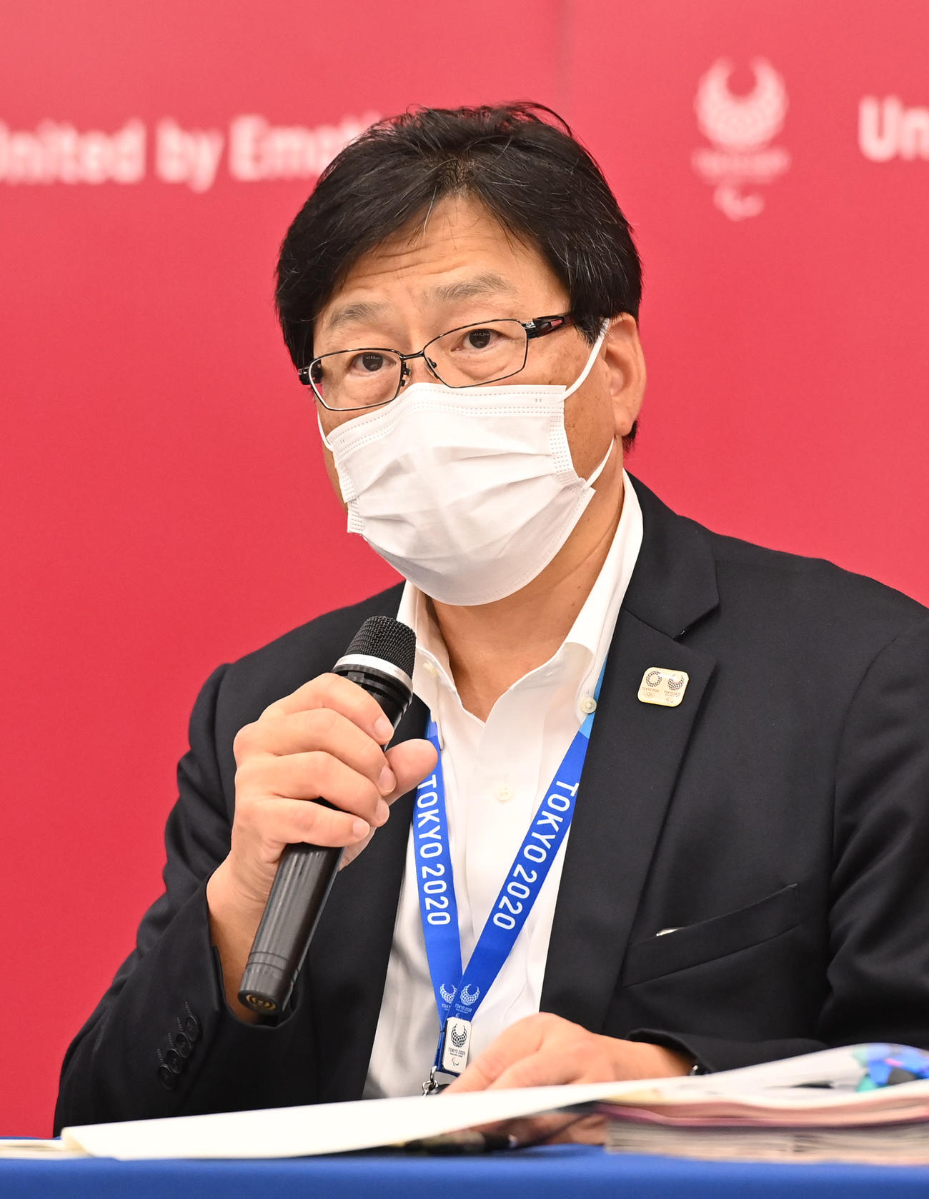 観戦チケットの取り扱いについて記者会見する組織委の鈴木秀紀マーケティング局次長（代表撮影）