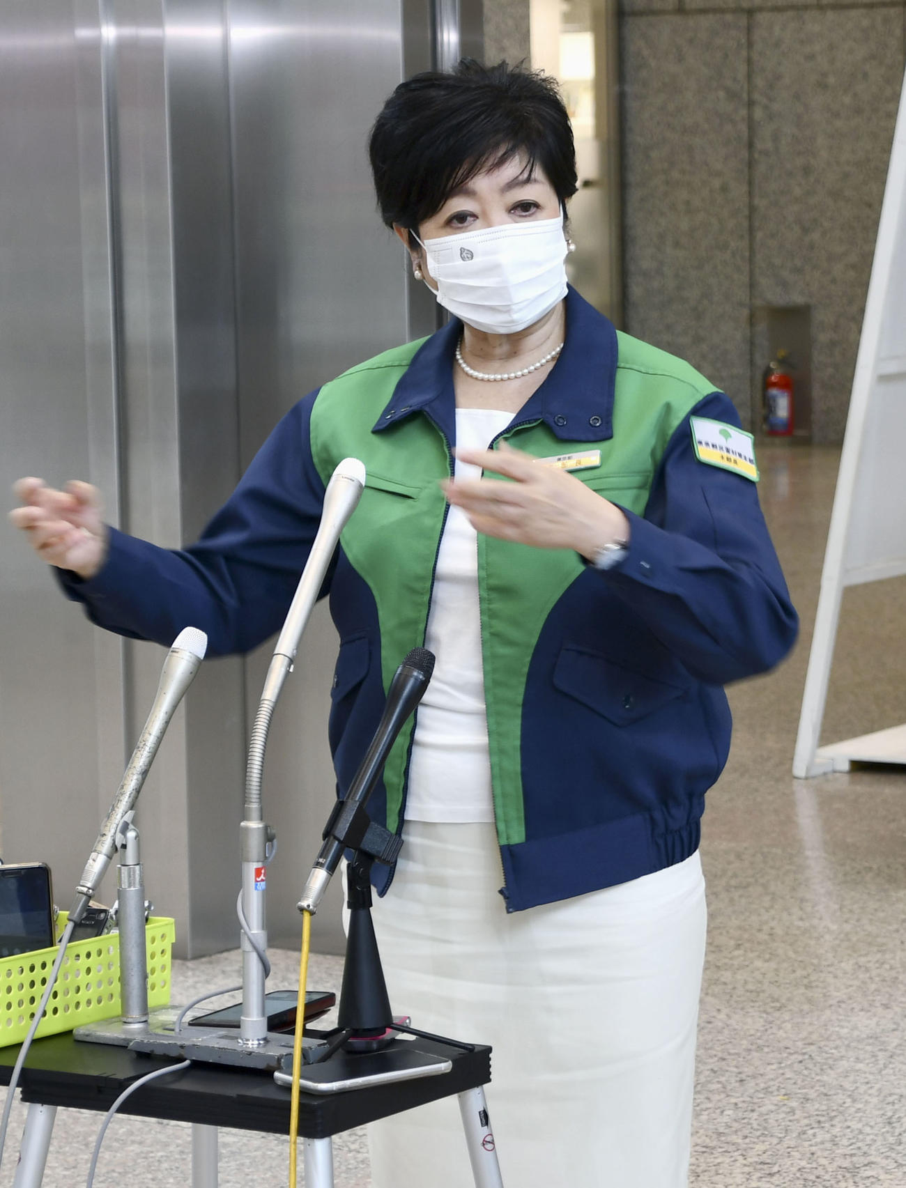 報道陣の取材に応じる東京都の小池知事（共同）