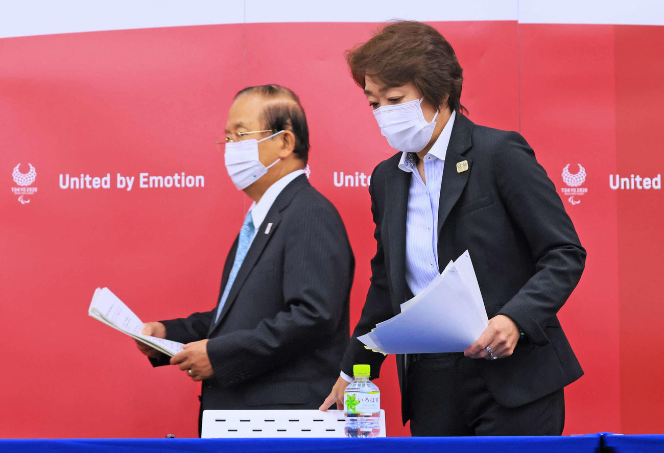 東京パラリンピックに向けた4者協議を終えて記者会見に臨む東京五輪・パラリンピック組織委の橋本会長（右）と武藤事務総長（代表撮影）