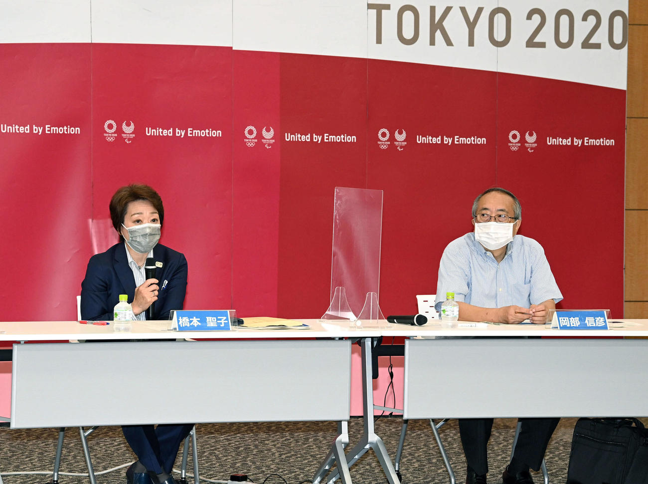 東京パラリンピックの新型コロナウイルス対策会議の冒頭、あいさつする大会組織委の橋本聖子会長（左）。右は岡部信彦座長（代表撮影）
