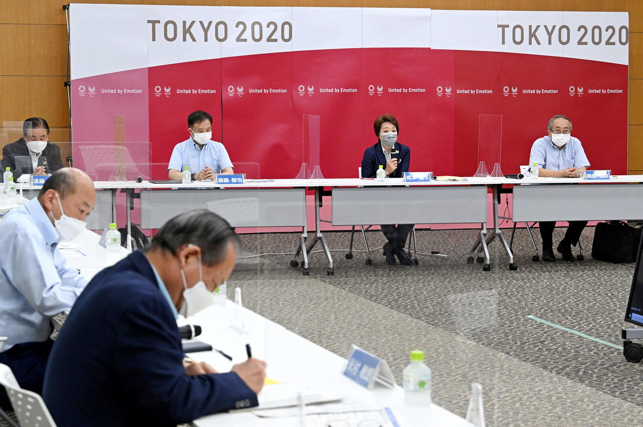 東京パラリンピックの新型コロナウイルス対策会議の冒頭、あいさつする大会組織委の橋本聖子会長（右から2人目）。右は岡部信彦座長（代表撮影）