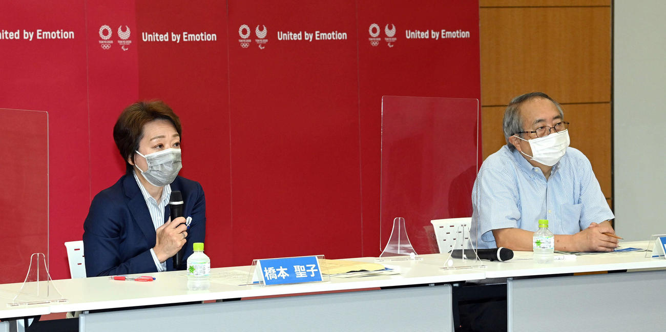 東京パラリンピックの新型コロナウイルス対策会議の冒頭、あいさつする大会組織委の橋本聖子会長（左）。右は岡部信彦座長（代表撮影）