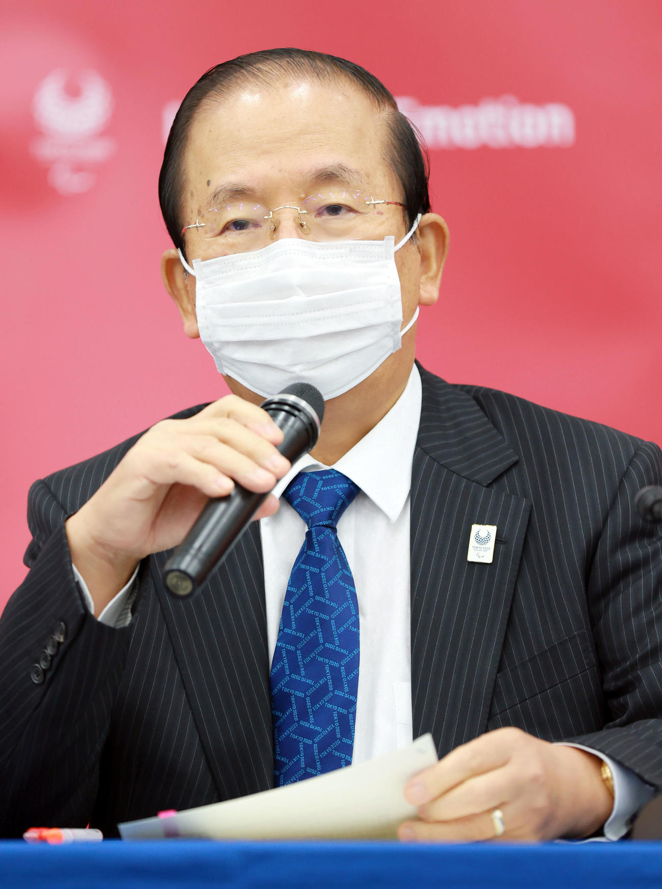 IPC理事会後に報道陣の質問に答える東京五輪・パラリンピック大会組織委員会の武藤敏郎事務総長（代表撮影）
