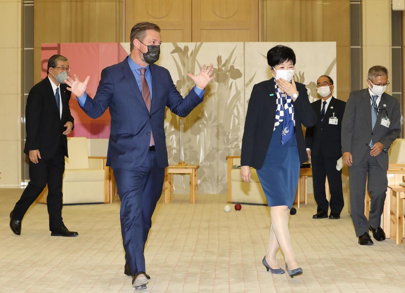 IPCのパーソンズ会長（中央左）と面会を終えた小池都知事（同右）（代表撮影）