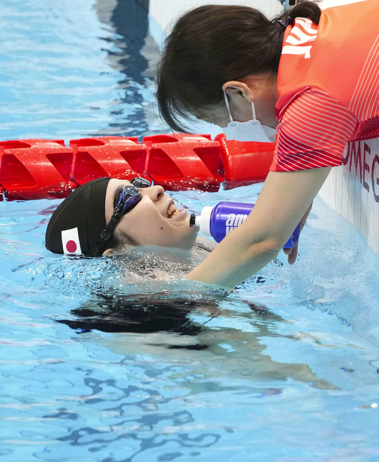 公式練習で水分補給し、笑顔を見せる女子運動機能障害の山田美幸（共同）